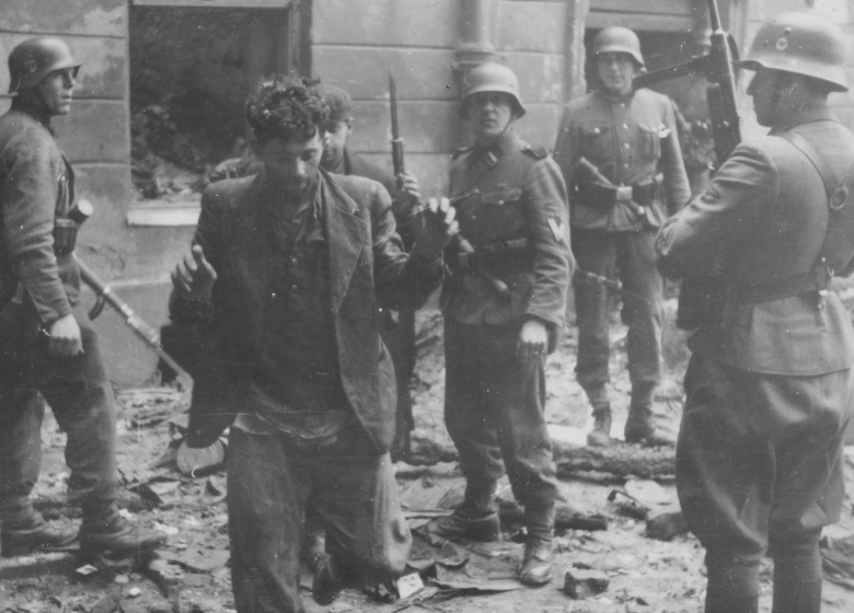 Эсэсовцы конвоируют двух схваченных участников восстания в Варшавском гетто (апрель-май 1943).
