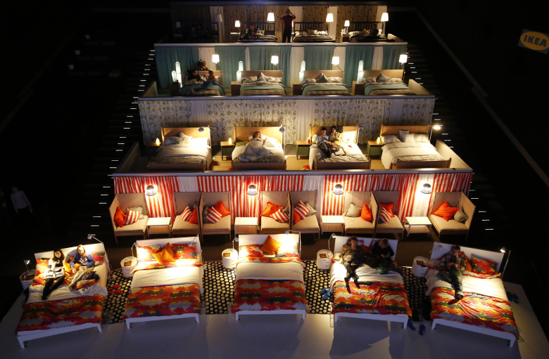 Кинозал IKEA с кроватями вместо кресел в ТЦ «Мега Химки». Фото: Sergei Karpukhin / Reuters