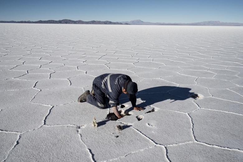 Солончак Уюни в Боливии.  Солончак богат хлоридом лития. Фото: Giles Clarke / Getty Images Reportage