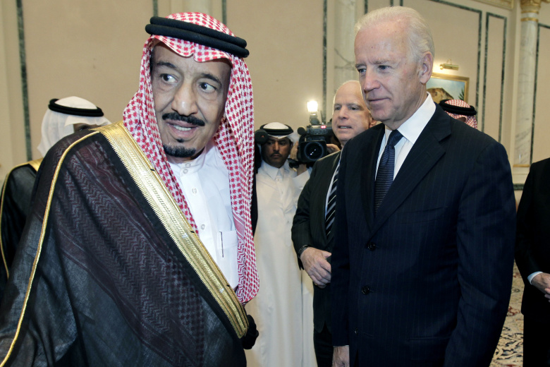 Король Саудовской Аравии Салман бин Абдул-Азиз (тогда принц) и Джо Байден (тогда вице-президент США), 2011 год. Фото: Hassan Ammar / AP / TASS