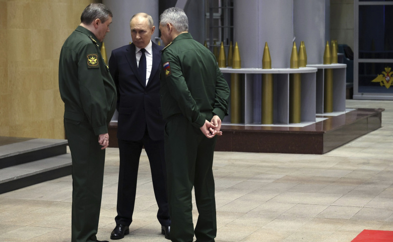 Владимир Путин с главнокомандующим ВС РФ Валерием Герасимовым и министром обороны РФ Сергеем Шойгу