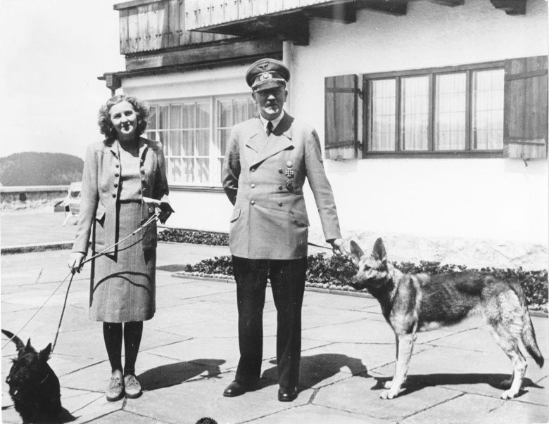 Адольф Гитлер со своей подругой Евой Браун в резиденции "Бергхоф",  июнь 1942 года