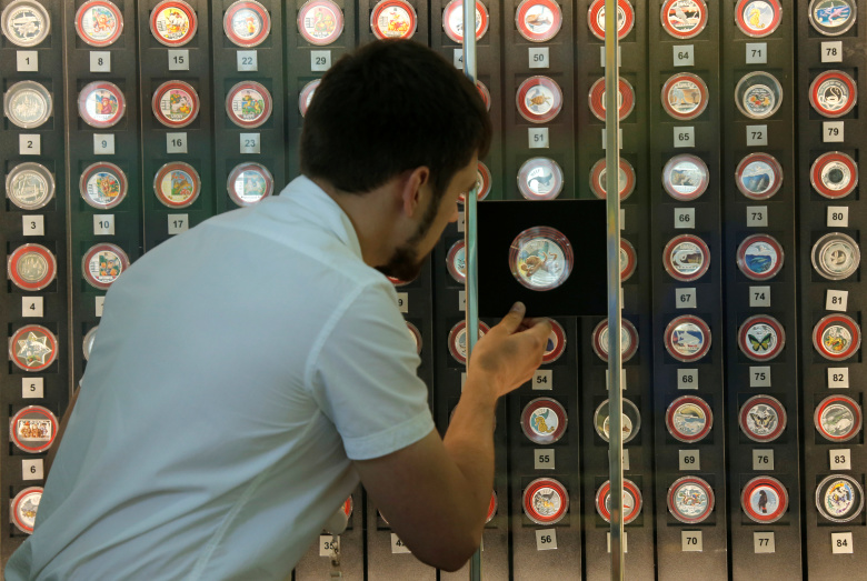 Продажа юбилейных монет в Сбербанке.  Фото: Maxim Shemetov / Reuters