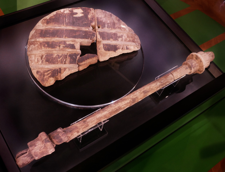 Древнейшее из обнаруженных на сегодня археологами деревянных колес было найдено (вместе с осью) в болоте близ Любляны (Словения). Возраст находки — ок. 3130 г. до н. э.