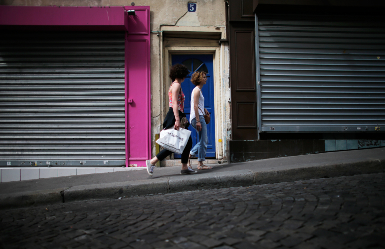 Закрытые магазины на улицах Парижа в воскресенье утром.