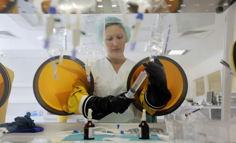 Подготовка препарата для химиотерапевтического лечения в онкологическом центре Антуан-Лакассань в Ницце. Фото: Eric Gaillard / Reuters