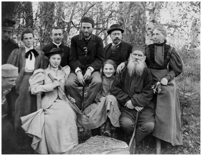 Лев и Софья Толстые с детьми и родственниками. Лев Львович сидит в центре во втором ряду, между женой и одной из сестер. Ясная Поляна, 1896