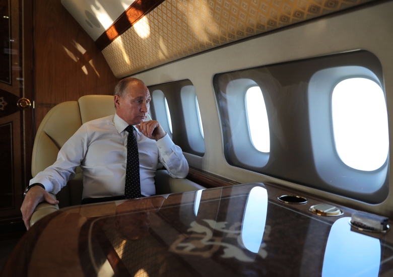 Владимир Путин во время полета на авиабазу Хмеймим в Сирии. Фото: Михаил Климентьев / РИА Новости