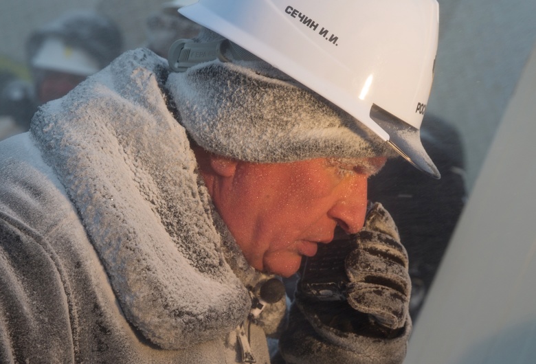 Игорь Сечин во время бурения скважины на Хатангском лицензионном участке. Фото: РИА Новости