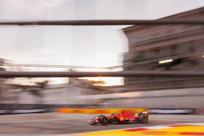 Гоночный автомобиль Ferrari на трассе Formula 1 в Сингапуре