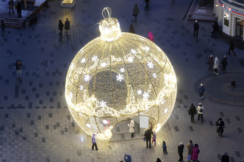 Световая инсталляция на Лубянской площади в Москве, декабрь 2023 года