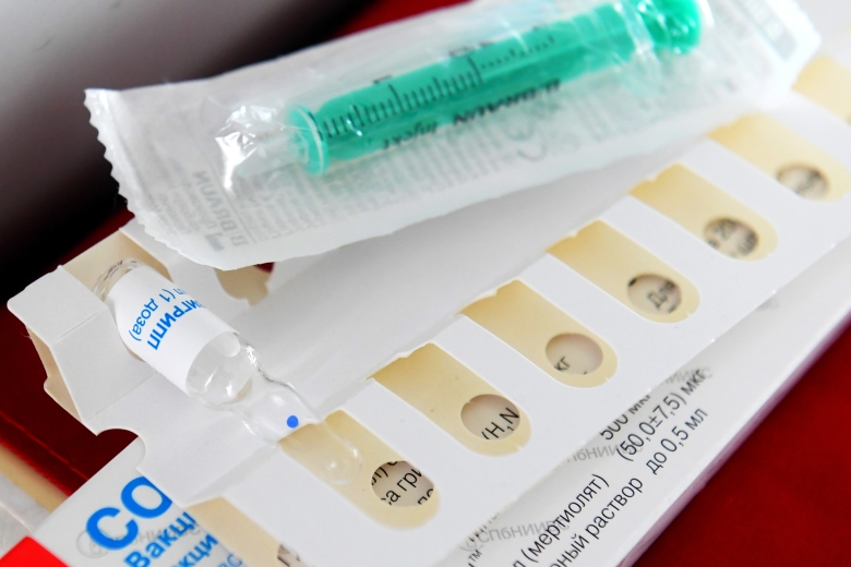 Упаковка с вакциной против гриппа. Фото: Максим Богодвид / РИА Новости