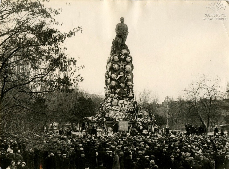 Демонстрация студентов у памятника Сталину в Тбилиси, март 1956