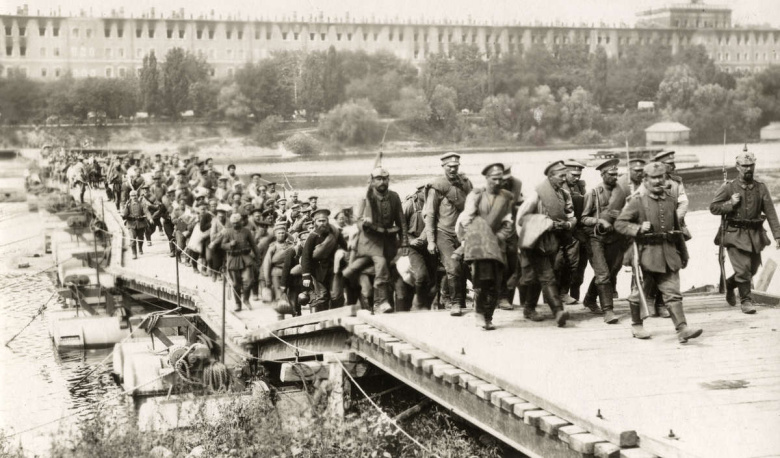 Колонна русских военнопленных переходит мост в Новогеоргиевске,1915 год..
