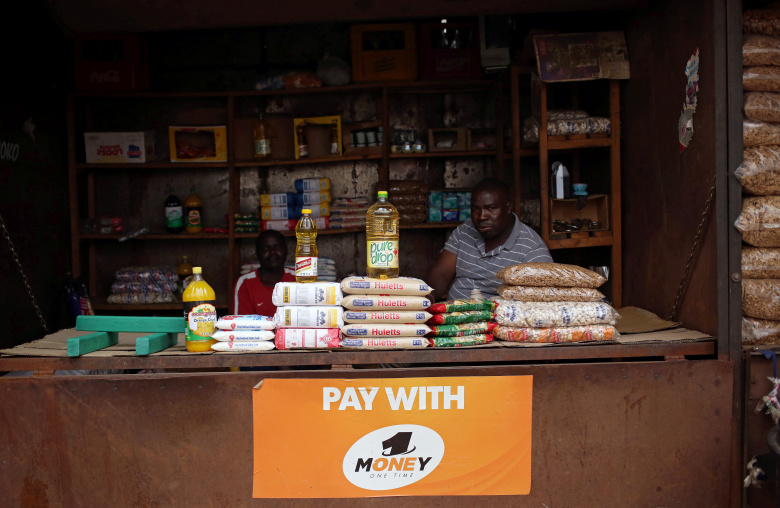 Владелец магазина в  Мбаре, Зимбабве. Фото: Siphiwe Sibeko / Reuters