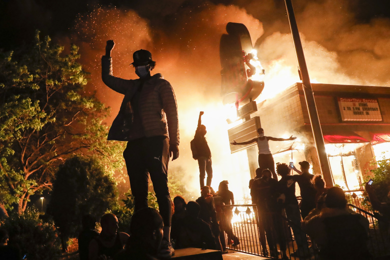 Протесты в Миннеаполисе из-за смерти афроамериканца Джорджа Флойда вследствие действий полиции. Фото: John Minchillo / AP / TASS