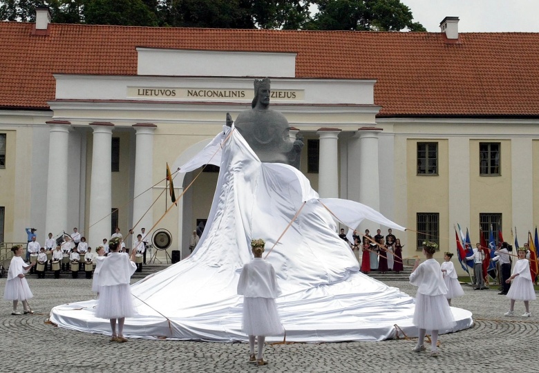 Девушки открывают памятник королю Миндаугасу. 6 июля 2003 года в Вильнюсе отмечали 750-летие коронации короля Литвы Миндаугаса