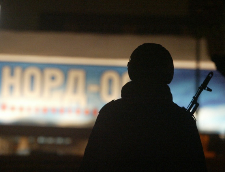 Боец спецназа во время оцепления концертного зала. Фото: Дмитрий Азаров / Коммерсантъ