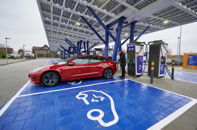 Крупнейшая в Германии станция быстрой зарядки электромобилей  (Камен, Северная Рейн-Вестфалия). Фото: Bernd Thissen/ dpa/ Global Look Press