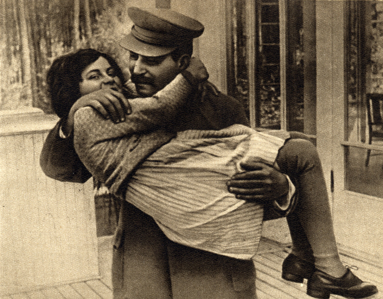И. В. Сталин с дочерью Светланой. «Известия», 3 августа 1935 г.