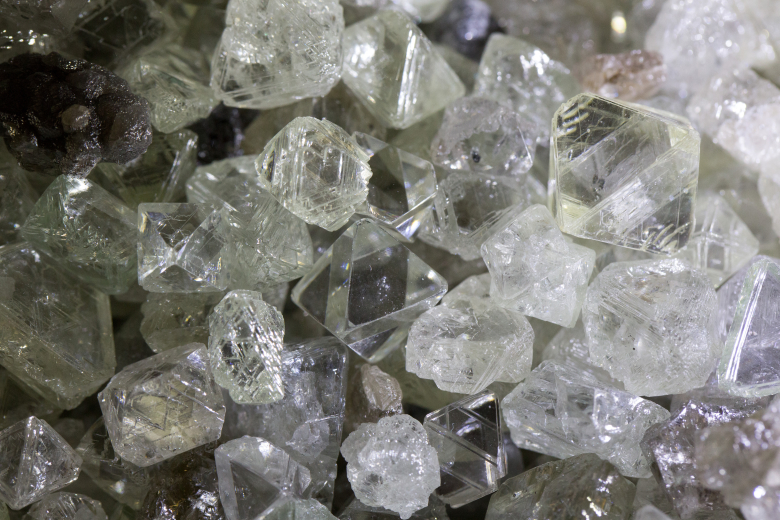 Сортировка алмазов на Мирнинском горно-обогатительном комбинате "Алроса"