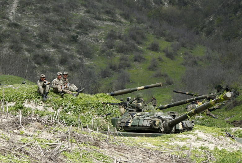 Военнослужащий армии обороны Нагорного Карабаха во время отдыха возле села Мадагиз.