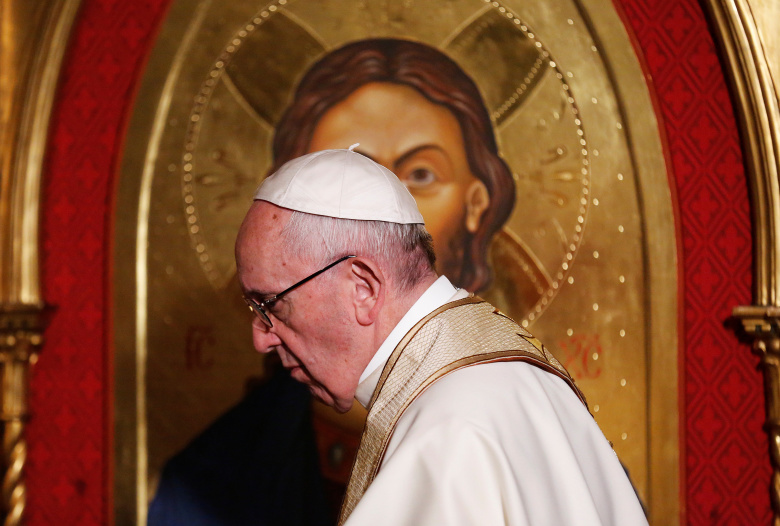 Папа Франциск проходит перед иконой Христа во время посещения церкви Всех святых в Риме. Фото: Alessandro Bianchi / Reuters