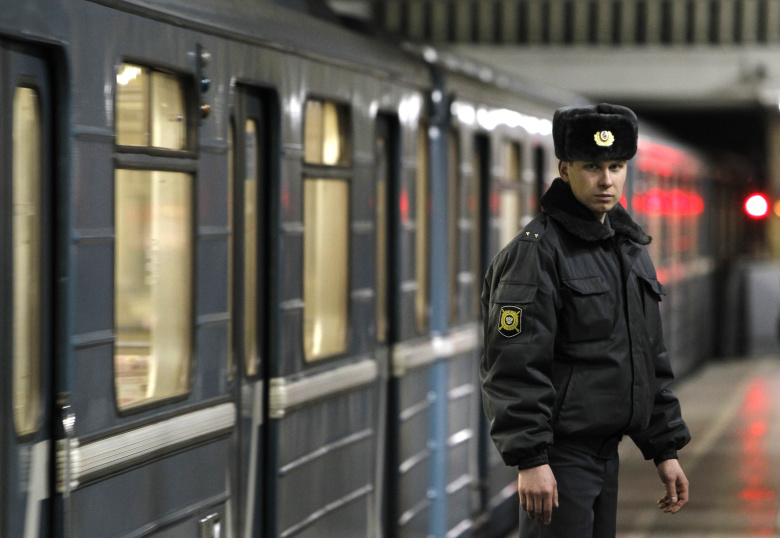 На месте взрыва на станции метро «Парк культуры», 2010. Фото: Denis Sinyakov / Reuters