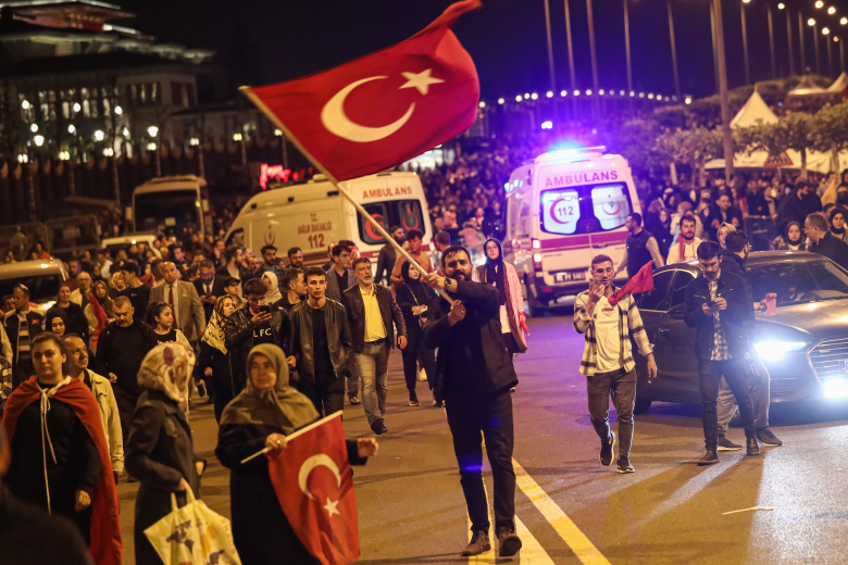 Сторонники Эрдогана празднуют его победу на выборах. Анкара, 29 мая 2023 года