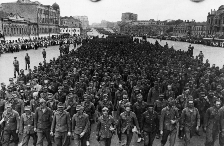 Немецкие пленные шагают по Москве, 1944 год. Фото: Sovfoto / UIG / Getty Images
