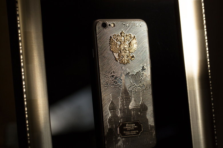 Версия iPhone gold от ювелирного бренда Caviar с восемнадцатью каратами золота и изображением герба Российской Федерации