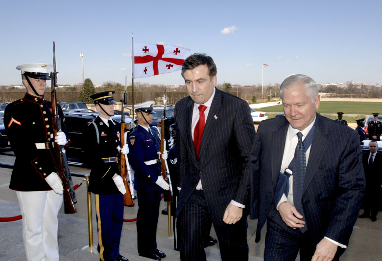 Президент Грузии Михаил Саакашвили (в центре) и министр обороны США Роберт Гейтс уверенно продвигаются к вступлению Грузии в НАТО (встреча в Пентагоне, 20 марта 2008).