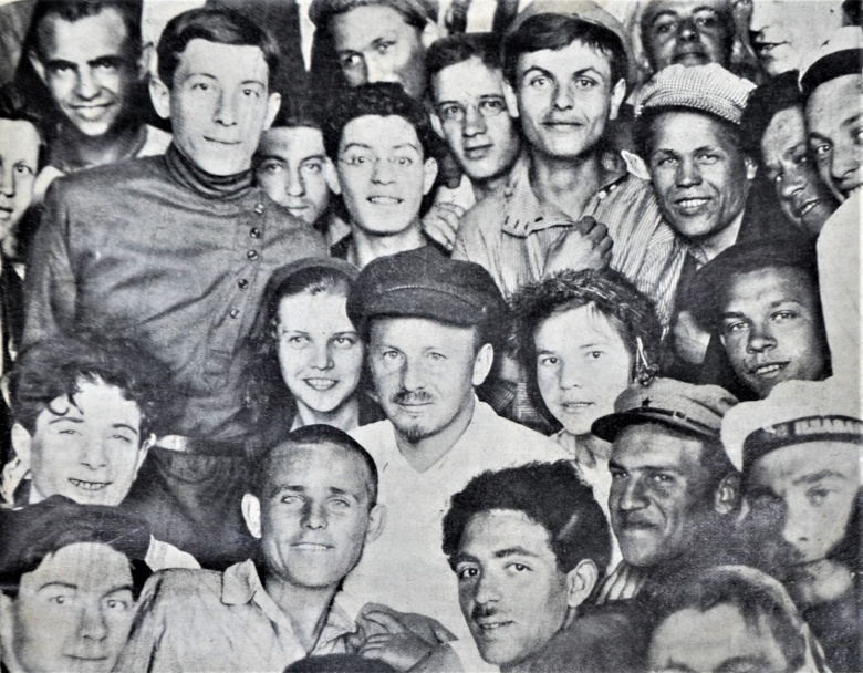 Николай Бухарин (в центре, в кепке) на встрече с рабоче-крестьянскими корреспондентами. Фотография из советского иллюстрированного журнала «Прожектор», 1926