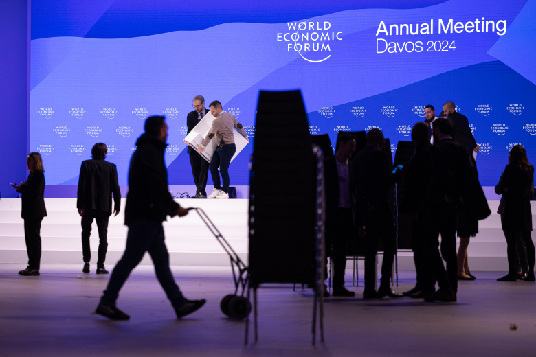 Демонтаж конференц-зала после завершения ежегодной встречи Всемирного экономического форума в Давосе, 19 января 2024 года