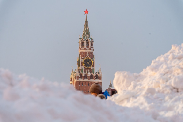 Спасская башня Московского Кремля с курантами