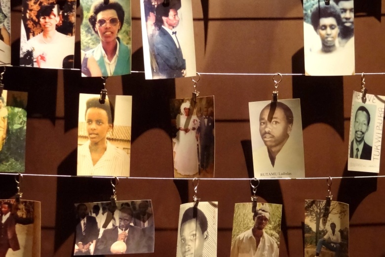 Фотографии жертв геноцида в мемориальном центре в Кигали. Руанда. Фото: Adam Jones, Ph.D.