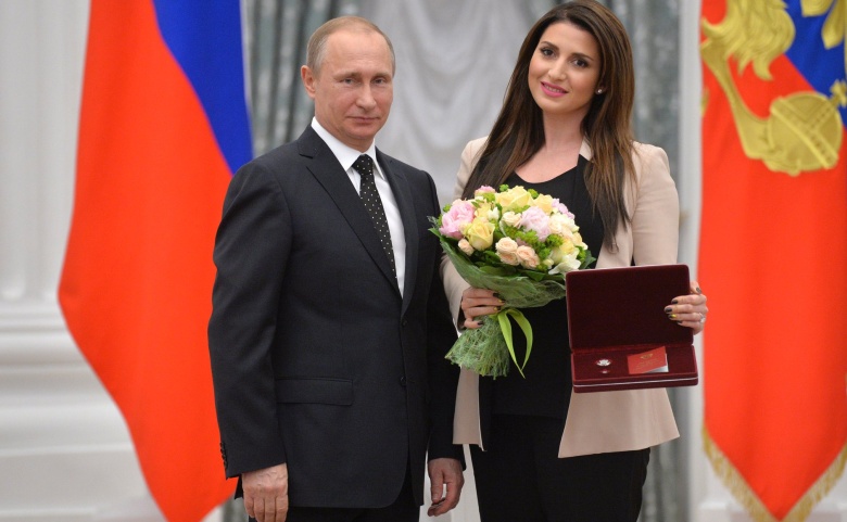 Владимир Путин и певица Жасмин на церемонии вручения государственных наград. Жасмин присвоено почетное звание «Заслуженный артист Российской Федерации», 21 мая 2015 года