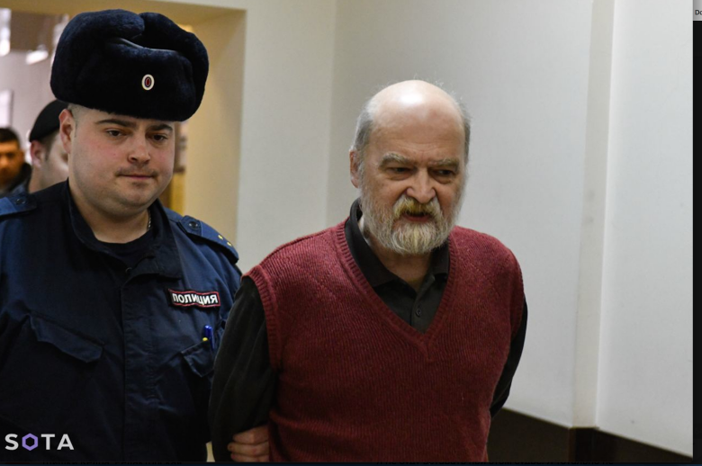 Политзаключенный Александр Скобов под охраной в Калининскиом районном суде Санкт-Петербурга, 4 апреля 2024 года