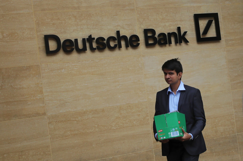 Сотрудник Deutsche Bank в Лондоне. Фото: Simon Dawson / Reuters