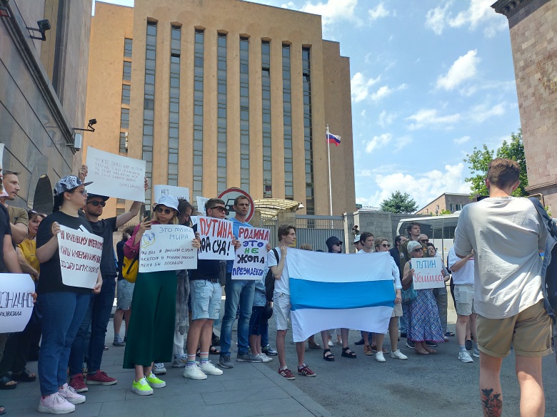 Антивоенная акция перед российским посольством в Ереване