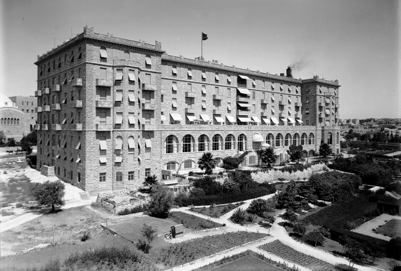 Отель "Царь Давид" в Иерусалиме, фото 1934-1939 годов. Южное (на снимке — левое) крыло здания будет полностью разрушено во время теракта летом 1946-го.