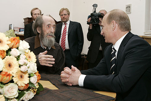 Александр Солженицын принимает Владимира Путина у себя дома в Троице-Лыково, 2007 год