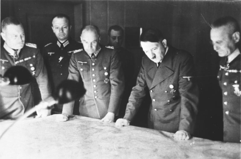 Начальник штаба Верховного командования вермахта генерал-фельдмаршал Вильгельм Кейтель (крайний слева) за готовность без возражений выполнять любые приказы фюрера заслужил у коллег прозвище «Лакейтель»