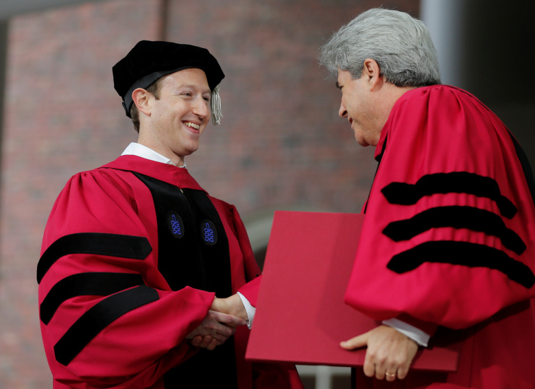 Марк Цукерберг получил почетную степень Гарварда. Фото: Brian Snyder / Reuters