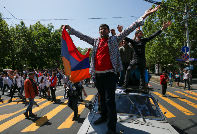 Сторонники оппозиции в Ереване. Фото: Gleb Garanich / Reuters