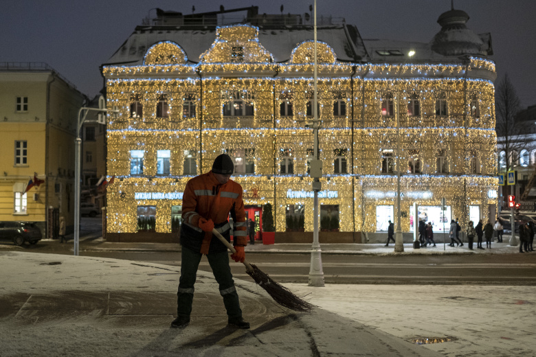 Сотрудник коммунальной службы подметает тротуар на улице Пречистенка в Москве. Фото: РИА Новости