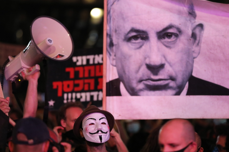 Митинг на площади Рабина в Тель-Авиве против действий правительства во время экономического кризиса, вызванного коронавирусом COVID-19. Фото: Abir Sult / EPA / TASS
