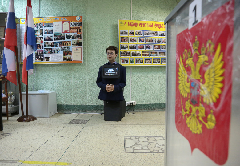 Человекоподобный робот на избирательном участке №1335, где проходит голосование на выборах губернатора Пермского края. Фото:  Максим Кимерлинг/ТАСС