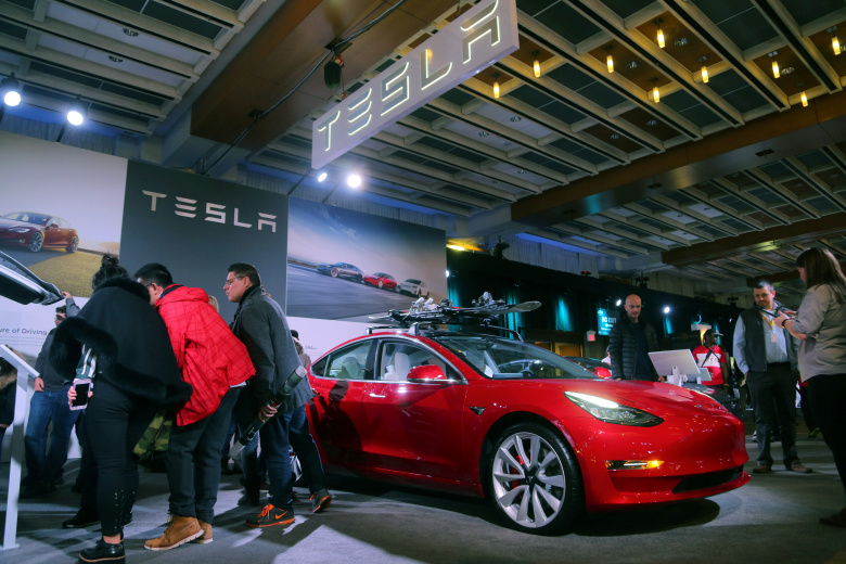 Tesla Model 3 на автосалоне в Канаде. Фото: Chris Helgren / Reuters