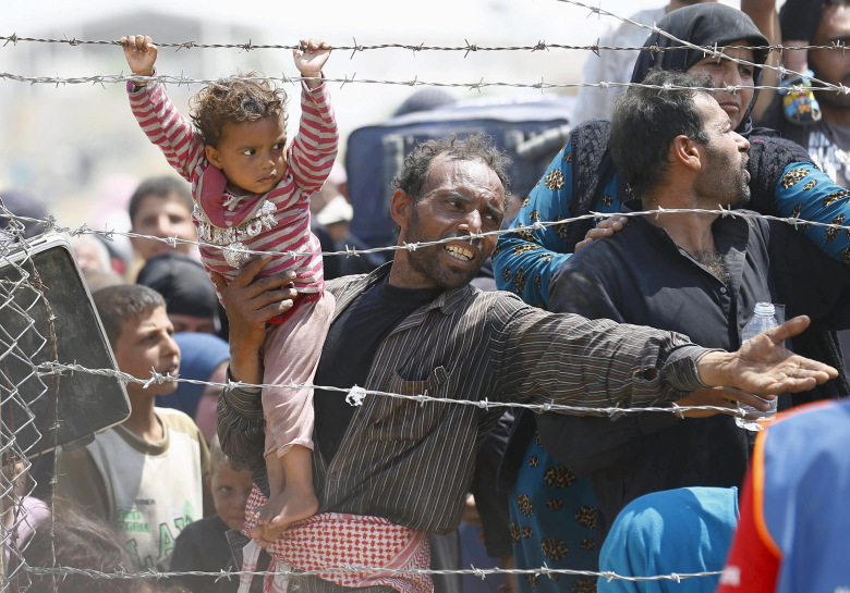 Сирийские беженцы на границе с Турцией.
